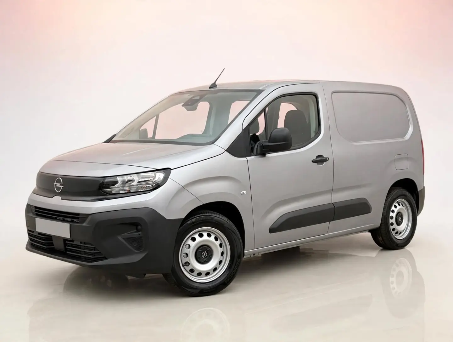 Opel Combo-e bedrijfswagen leasen, grijze bestelwagen schuin van voren links met zwarte voorbumper