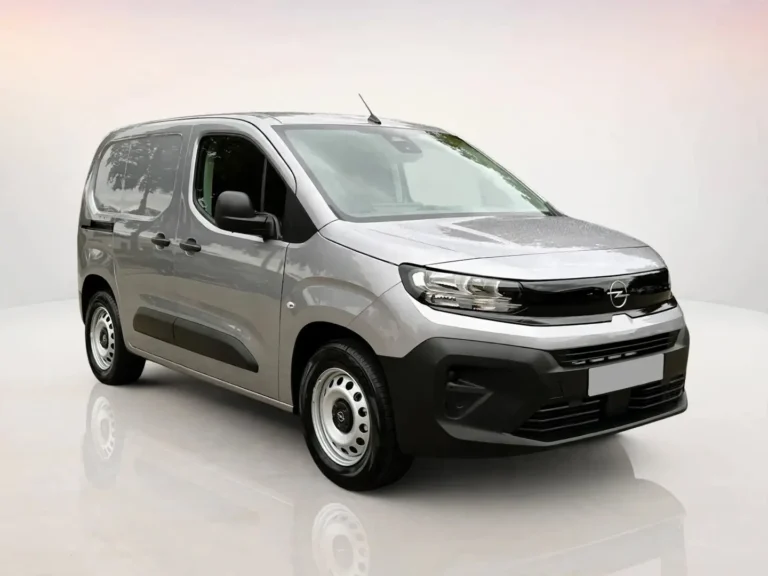 Opel Combo-e, grijze bestelwagen schuin van voren rechts met Opel Vizor-grille