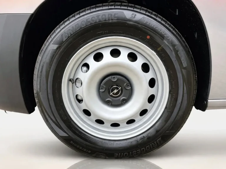 Opel Combo-e, stalen velg met Opel-embleem op de naafdop en Bridgestone-band