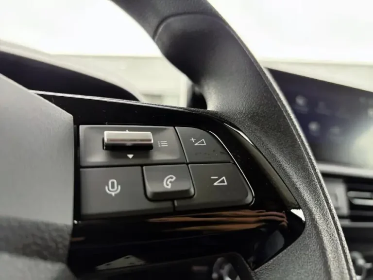 Opel Combo-e, stuurwielknoppen voor telefoon, spraakbediening en volume