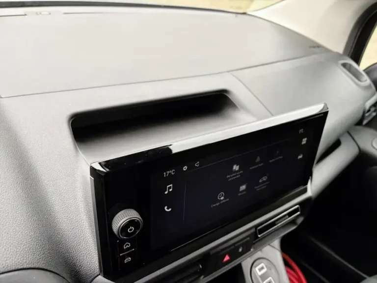 Opel Combo-e, touchscreen boven op het dashboard met audiobediening en alarmlichtknop