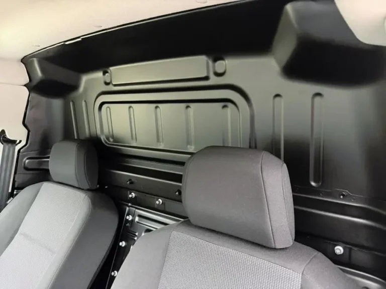 Opel Combo-e bedrijfswagen, tussenschot achter de stoelen naar de laadruimte