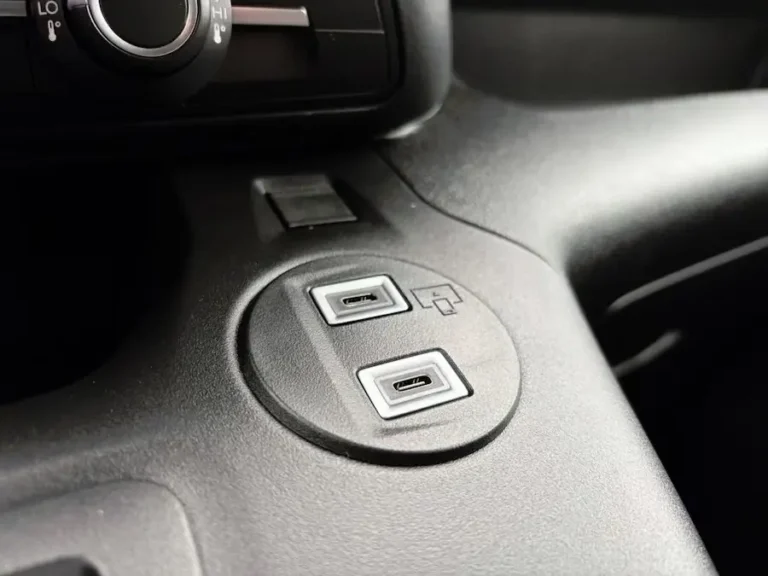 Opel Combo-e, twee USB-C-aansluitingen in de middenconsole