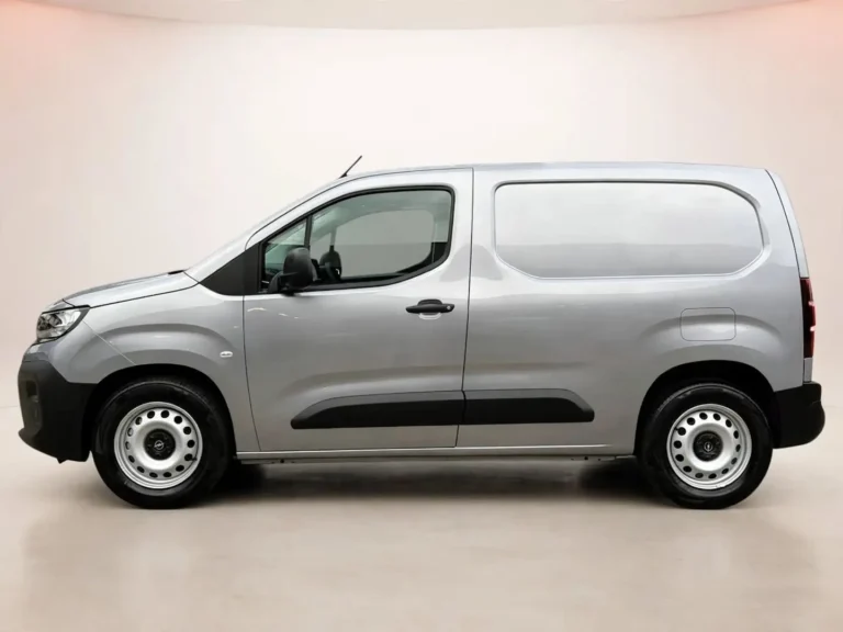 Opel Combo-e bedrijfswagen leasen, linkerzijkant van de grijze bestelwagen met stalen velgen