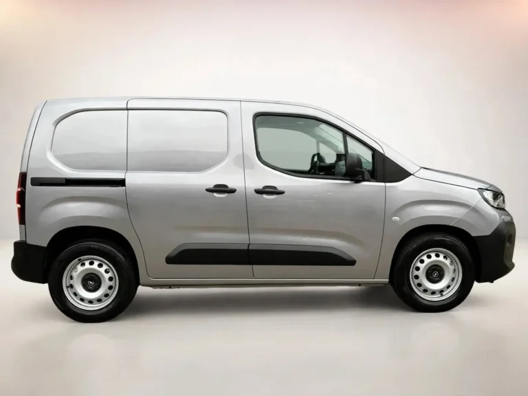 Opel Combo-e, rechterzijkant van de grijze bestelwagen met schuifdeur