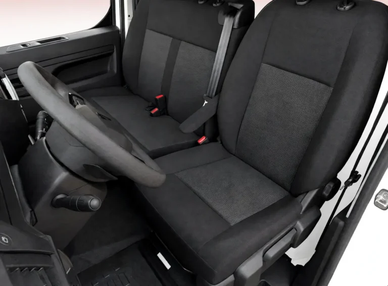 Peugeot e-Expert, bestuurdersstoel met stoffen bekleding en veiligheidsgordel