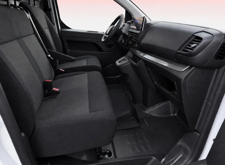 Peugeot e-Expert, cabine met bestuurdersstoel, dashboard en middenscherm