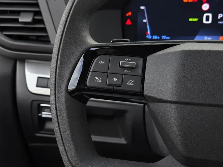Peugeot e-Expert, bedieningsknoppen voor de cruise control op het stuurwiel