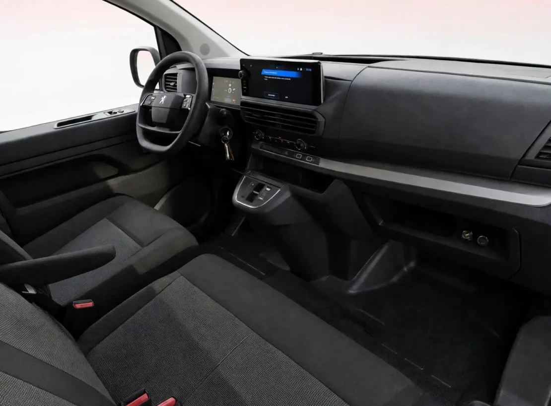Peugeot e-Expert, dashboard met stuurwiel, middenscherm en automaatpook vanuit de open deur