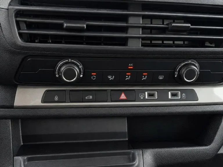 Peugeot e-Expert, ventilatieroosters en klimaatbediening in het midden van het dashboard