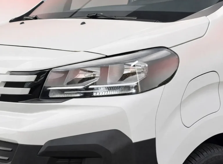 Peugeot e-Expert, close-up van de LED-koplamp en de motorkap