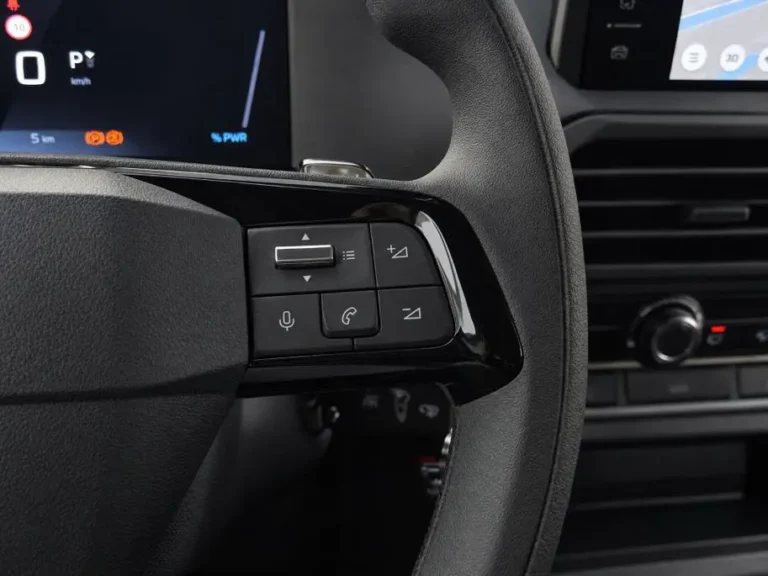 Peugeot e-Expert, stuurwiel met bedieningsknoppen en digitaal instrumentenpaneel
