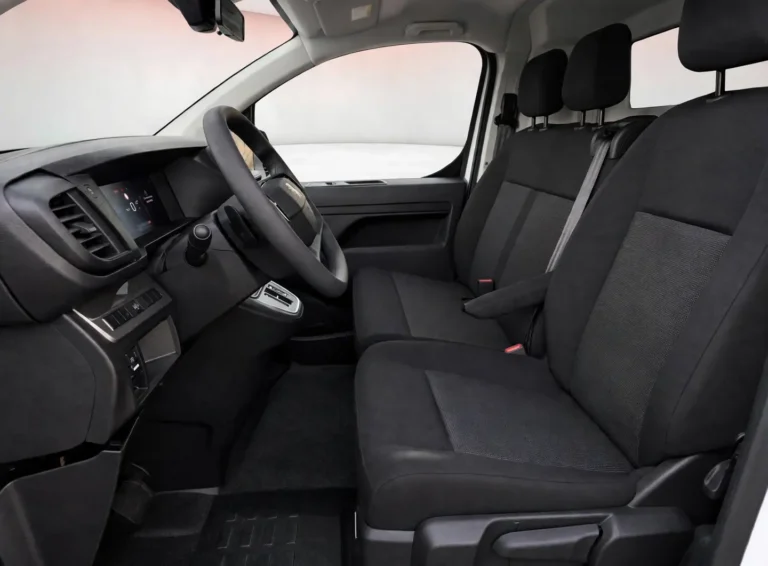 Peugeot e-Expert, voorstoelen met stoffen bekleding en stuurwiel