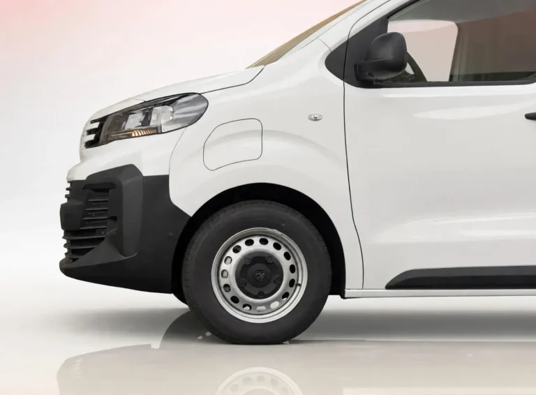 Peugeot e-Expert, voorwiel met stalen velg en voorbumper schuin van opzij