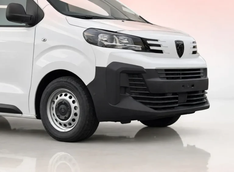 Peugeot e-Expert, close-up van de voorzijde met leeuwenlogo, voorbumper en voorwiel