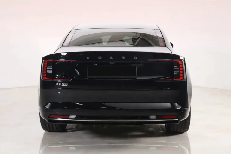 Volvo ES90, achteraanzicht met LED-achterlichten en Volvo-letters op de achterklep