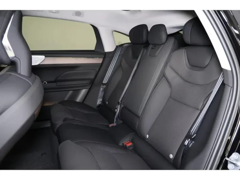 Volvo ES90, lederen achterbank met drie zitplaatsen en elektrisch verstelbare buitenste stoelen