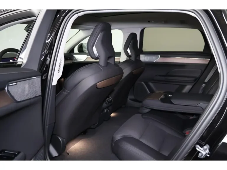 Volvo ES90, zicht op de achterstoelen en de beenruimte via het geopende achterportier