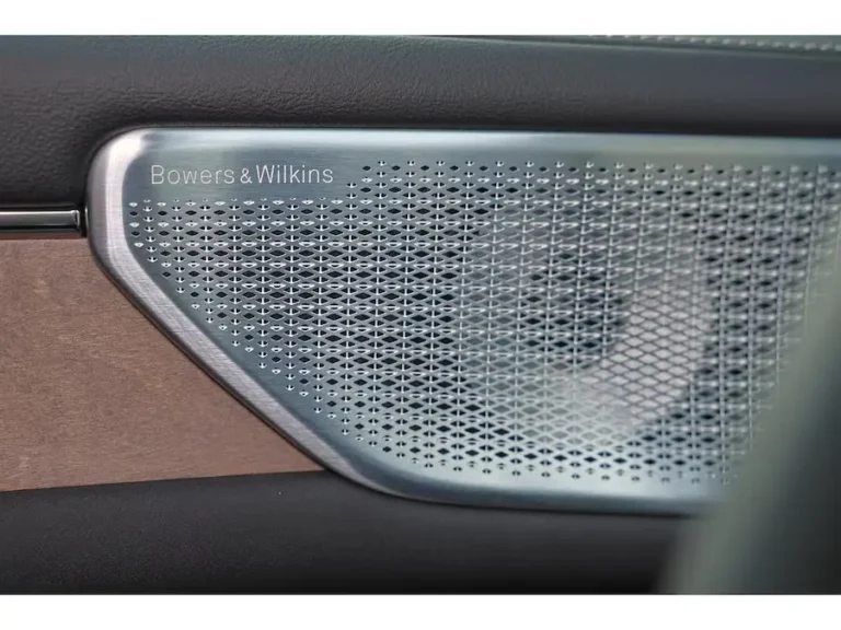 Volvo ES90, Bowers & Wilkins-luidspreker in het portierpaneel met houtinleg