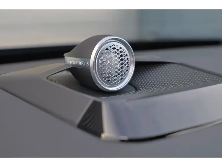 Volvo ES90, Bowers & Wilkins-tweeter bovenop het dashboard