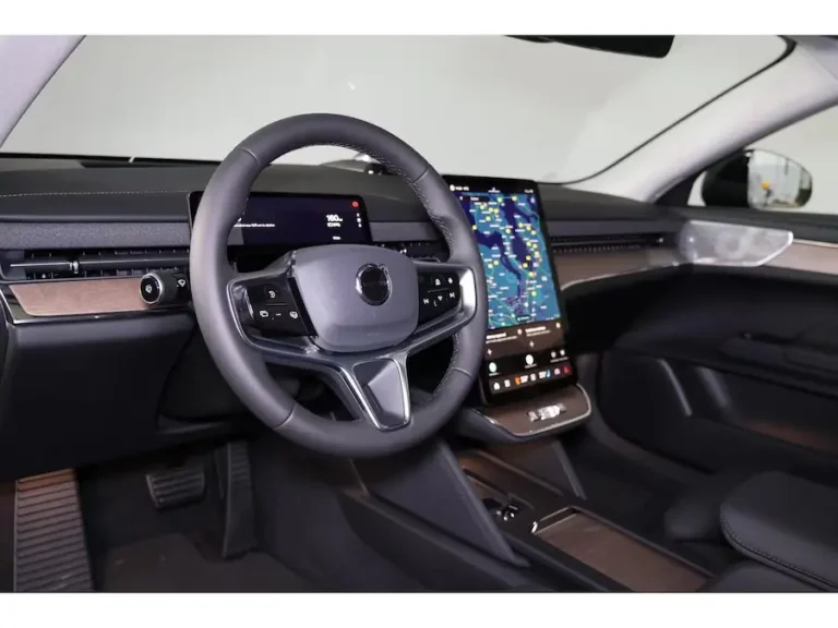 Volvo ES90, dashboard met houtinleg en middenconsole schuin gezien vanaf de passagierszijde