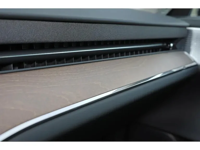 Volvo ES90, houtinleg met luchtuitstroomstrip over het dashboard