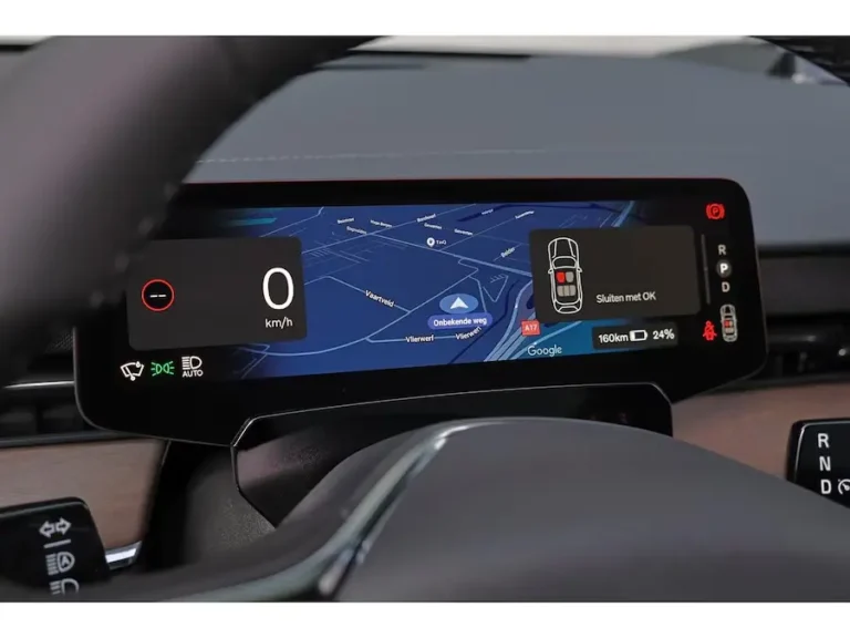 Volvo ES90, digitaal bestuurdersdisplay met navigatiekaart achter het stuur