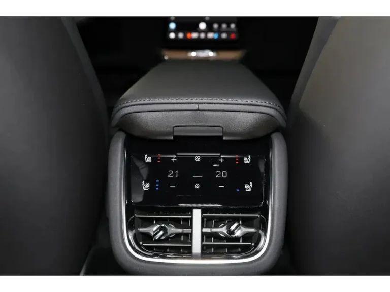 Volvo ES90, klimaatbediening en luchtroosters voor de achterpassagiers onder de middenarmsteun