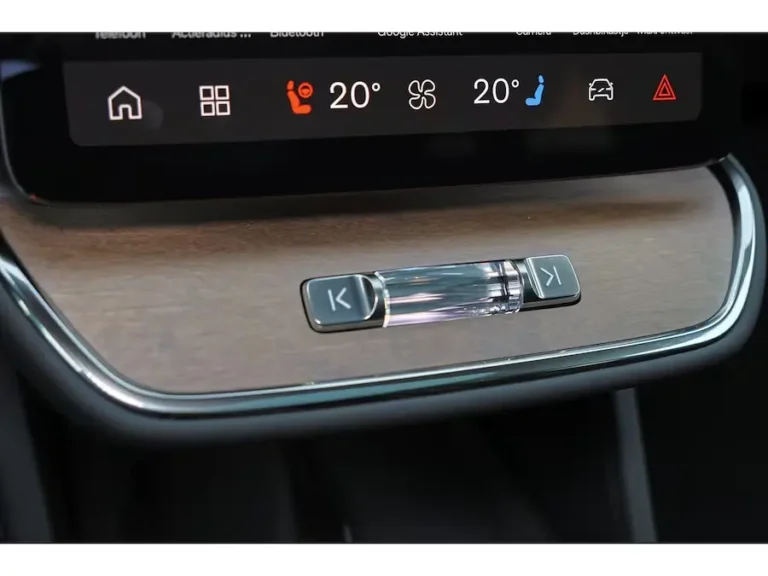 Volvo ES90, klimaatbediening en glazen draaiknop op de houten middenconsole