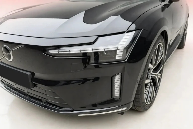 Volvo ES90, detail van de HD Pixel LED koplamp en de verticale dagrijverlichting in de voorbumper
