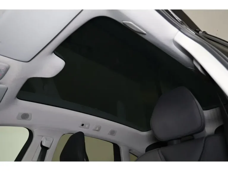 Volvo ES90, elektrochromatisch panoramadak gezien vanuit het interieur