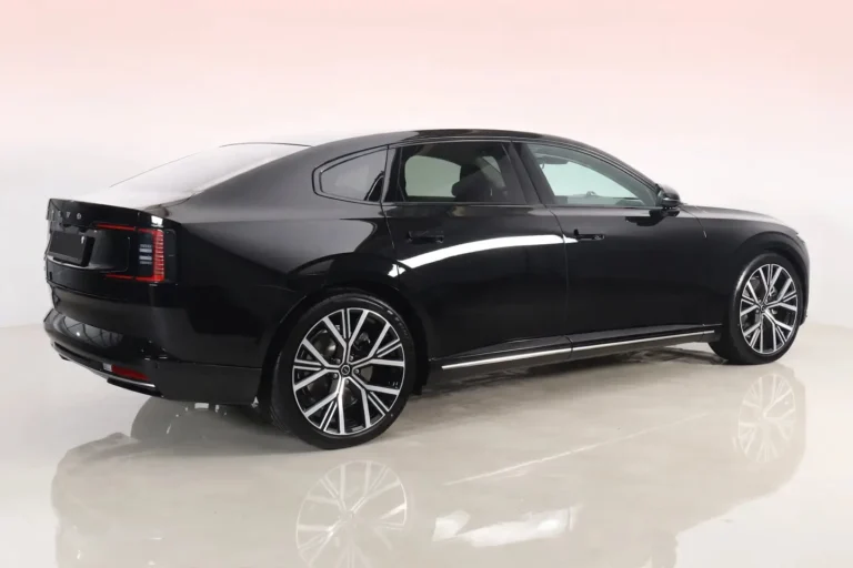 Volvo ES90, schuin achteraanzicht rechts van de zwarte sedan met chromen sierlijst langs de dorpel