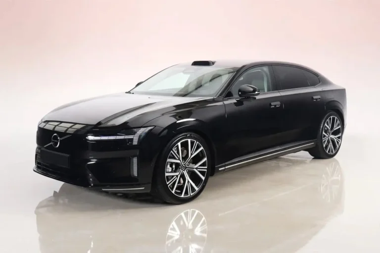 Volvo ES90 occasion lease, zwarte elektrische sedan schuin van voren links met HD Pixel LED koplampen en 22-inch velgen