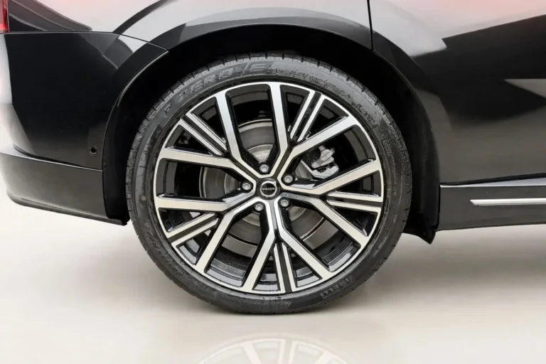 Volvo ES90, 22-inch lichtmetalen velg met Glossy Black Diamond Cut-afwerking