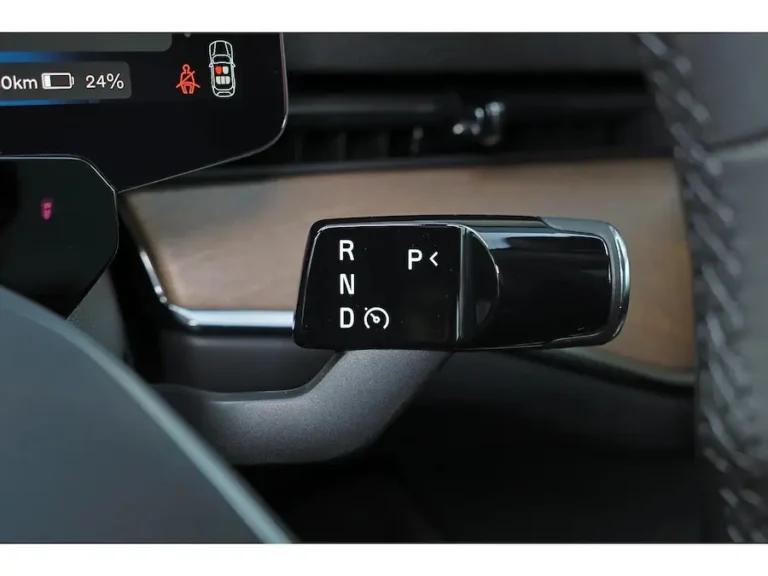 Volvo ES90, versnellingshendel aan het stuur met de standen R, N en D