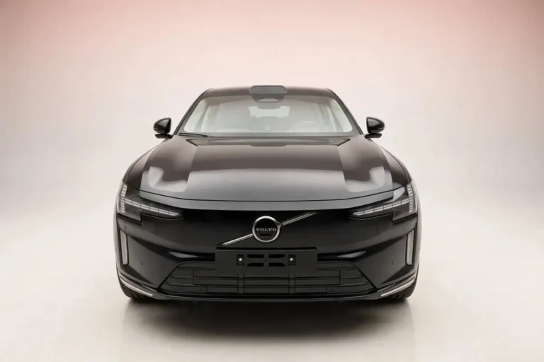 Volvo ES90, vooraanzicht met Volvo-embleem, LED-dagrijverlichting en gesloten grille