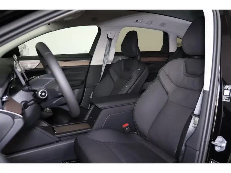 Volvo ES90, lederen voorstoelen met stuurwiel gezien via het geopende portier aan de passagierszijde