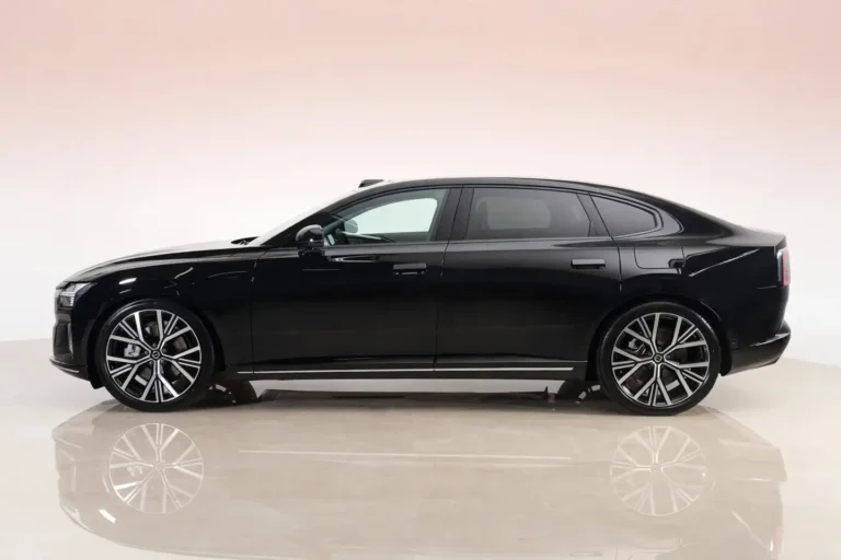 Volvo ES90 occasion lease, linkerzijkant van de zwarte sedan met 22-inch Glossy Black Diamond Cut velgen