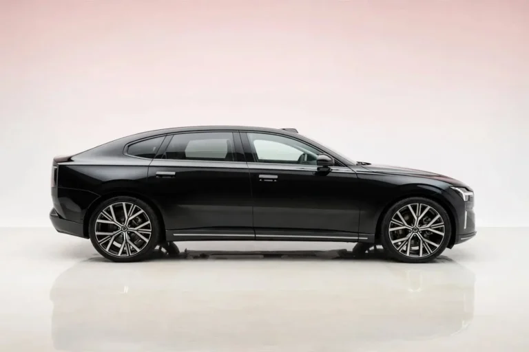 Volvo ES90, rechterzijkant van de zwarte sedan met aflopende daklijn en 22-inch velgen