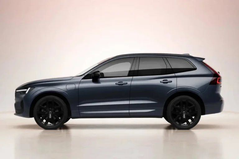 Volvo XC60, linkerzijaanzicht met zwarte dakrails, spiegelkappen en 20 inch velgen