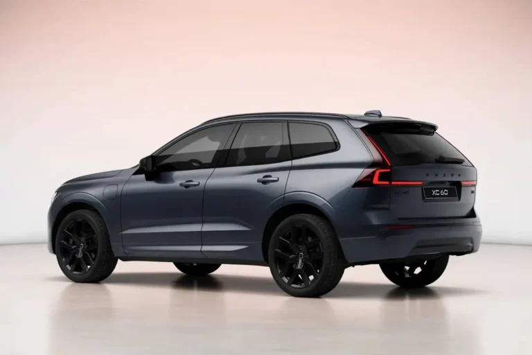 Volvo XC60, schuin achteraanzicht linkerzijde met dakspoiler en doorlopende LED-achterlichten