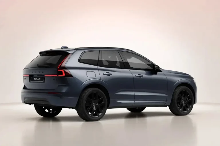 Volvo XC60, schuin achteraanzicht rechterzijde met zwarte dakrails en 20 inch zwarte velgen