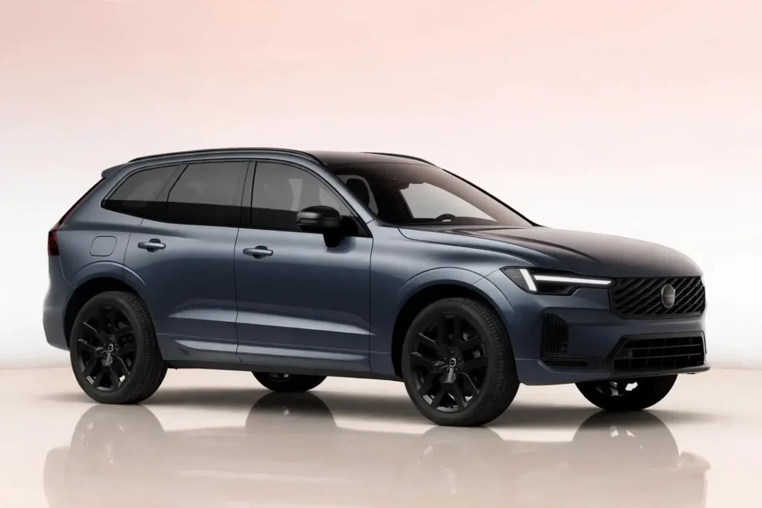 Volvo XC60, schuin voorkant rechterzijde met LED-koplampen en zwarte Black Edition grille