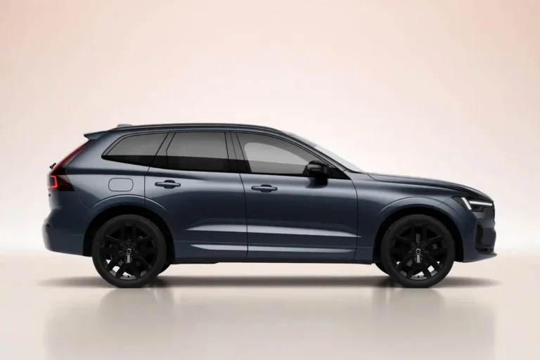 Volvo XC60 zakelijk leasen, rechterzijaanzicht van de plug-in hybride SUV met zwarte raamlijsten