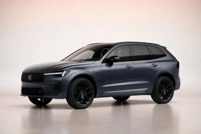 Volvo XC60 zakelijk leasen, schuin voorkant linkerzijde met zwarte grille en 20 inch zwarte velgen