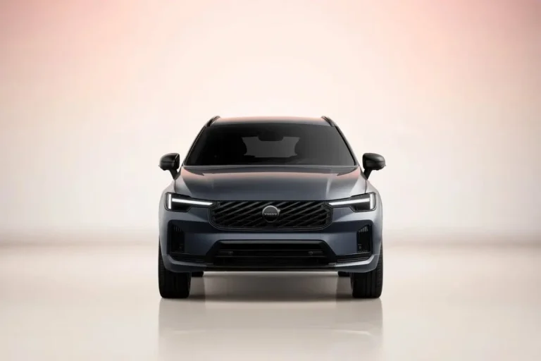 Volvo XC60 zakelijk leasen, vooraanzicht met LED-koplampen en hoogglans zwarte grille