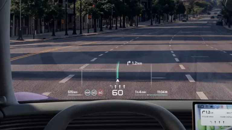 Xpeng L03, head-up display in de voorruit met navigatie en snelheid
