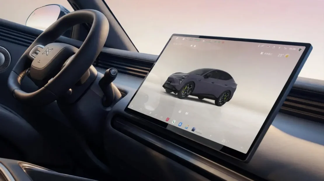 Xpeng L03, stuurwiel en 15,6-inch touchscreen met voertuigweergave