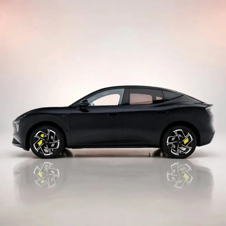 Xpeng L03 zakelijk leasen, linkerzijkant van de AWD Performance Ultra met frameloze portieren en 20-inch velgen
