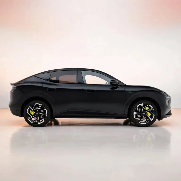 Xpeng L03, rechterzijkant van de AWD Performance Ultra met fastback-daklijn